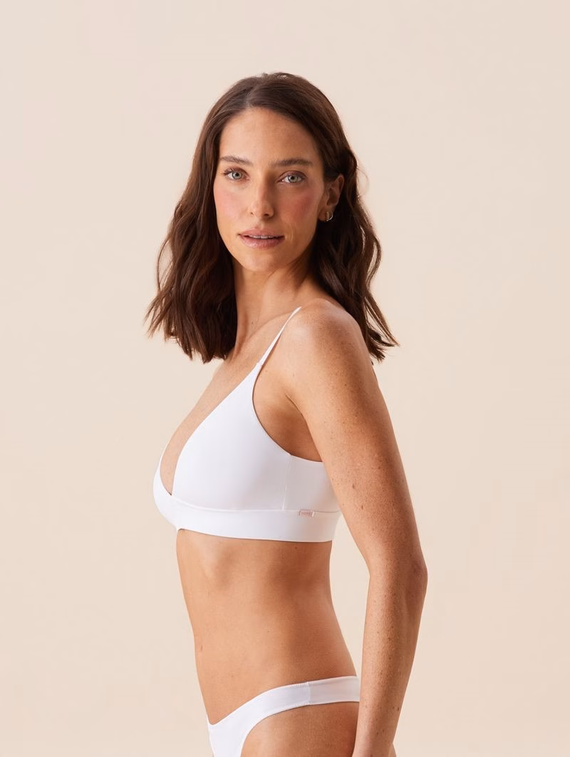 Brasier Triángulo Alargado con Copas Removibles en Microfibra – Blanco - Image 3